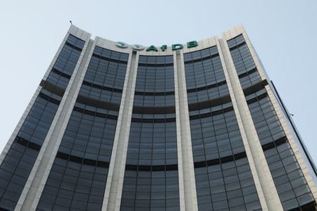 　アフリカ開発銀行は１１月２９日、今年のアフリカ全体の実質国内総生産（ＧＤＰ）伸び率予想を３．４％とし、５月に示した４％から下方修正した。写真は同行本部。２０２０年１月、コートジボワールの主要都市アビジャンで撮影（２０２３年　ロイター/Luc Gnago）