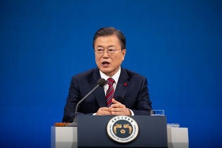 　１月１８日、坂井官房副長官は、韓国の文大統領（写真）が元徴用工訴訟に関して日本企業の資産が現金化されるのは「望ましくない」と述べたことに関し、日本政府として発言に留意すると述べた。写真はソウルの青瓦台（大統領府）で代表撮影（２０２１年　ロイター）