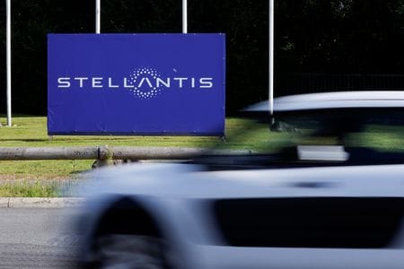 米欧系の自動車メーカー、ステランティスは１７日、英政府が欧州連合（ＥＵ）と締結した離脱（ブレグジット）協定を直ちに再交渉しなければ、英国の自動車工場が閉鎖され、多くの失業者が出ると議会で警告した。写真はステランティスのロゴ。フランスのオルデンで２０２１年７月撮影（２０２３年　ロイター／Pascal Rossignol）