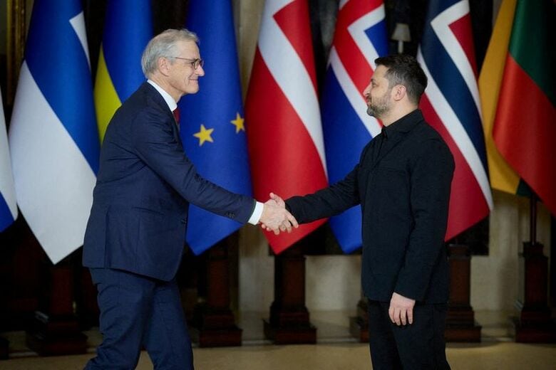 写真は握手を交わすノルウェーのストーレ首相とウクライナのゼレンスキー大統領。2月24日、キーウで撮影。ウクライナ大統領府報道局提供。REUTERS