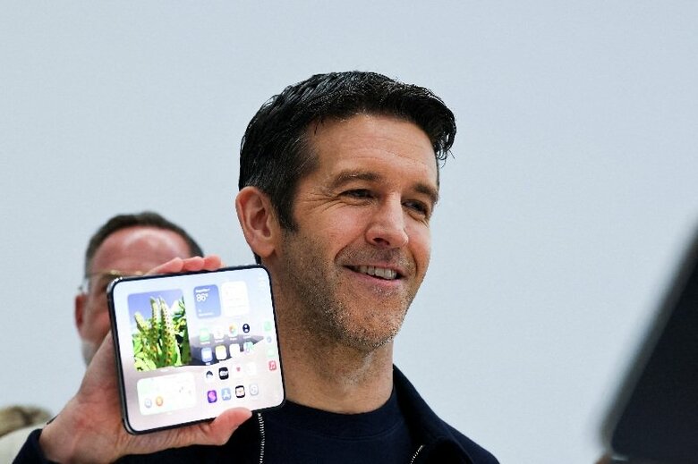 アップル初の折り畳み式iPhoneを示すターナス新最高経営責任者（CEO）。9月9日、カリフォルニア州クパチーノで撮影。 REUTERS/Carlos Barria