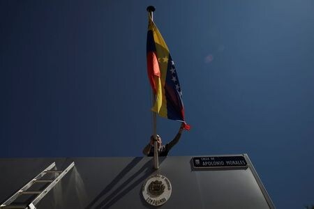 国連の専門家から成る独立調査委員会は、ベネズエラと北朝鮮間に存在し得る軍事とテクノロジーに関する協定について、国連安全保障理事会の対北朝鮮制裁決議に違反している可能性があるとベネズエラに指摘した。マドリードで２０１８年５月撮影（２０２０年　ロイター/SUSANA VERA）