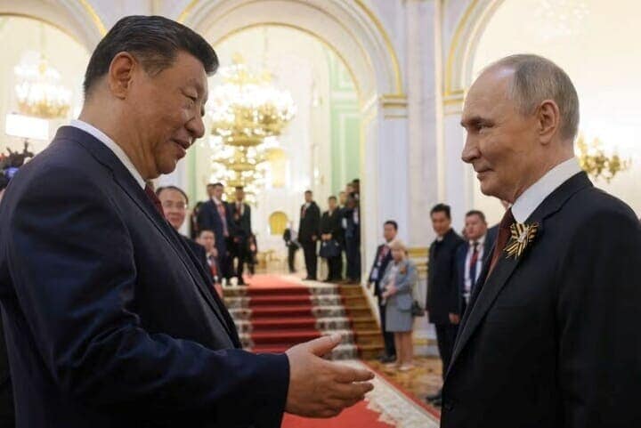 ロシアのプーチン大統領と中国の習近平国家主席が１９日に電話会談し、カナダで今週開催された主要７カ国首脳会議（Ｇ７サミット）で首脳間に不一致があったとされる状況について協議したと、ロシア大統領府（クレムリン）が明らかにした。写真は５月９日、モスクワで撮影（２０２５年　Sputnik/Pool via REUTERS）