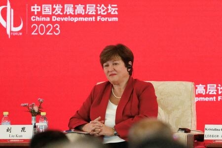 国際通貨基金（ＩＭＦ）のゲオルギエバ専務理事は３０日、中国海南省で開催されている博鰲（ボアオ）フォーラムで、相対的に強い立場にある国々は、特に債務問題を抱える脆弱な国を支援すべきだと述べた。写真は中国・北京で開催された「中国開発フォーラム2023」に出席したIMF専務理事で26日撮影（２０２３年　ロイター／Jing Xu）