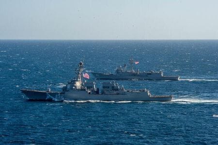 紅海で３日、米海軍の駆逐艦カーニーと複数の商業船が攻撃された事件を受け、イスラエルとイスラム組織ハマスの戦闘が中東地域全体に広がるとの懸念が広がれば、米国株の上昇見通しが揺らぐ可能性がある。写真は、紅海で演習している米駆逐艦（手前）とエジプト海軍フルゲート艦。2022年2月8日に撮影。（2023年　ロイター／U.S. Navy Theoplis Stewart ll/Handout via REUTERS ）