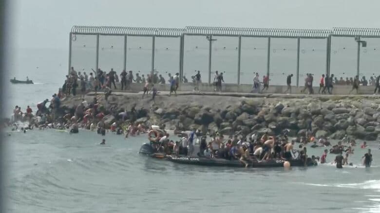 モロッコ側からスペインのセウタ国境を泳いで渡ろうとする人ら。7月30日、スペインのセウタで撮影。Atlas提供。REUTERS