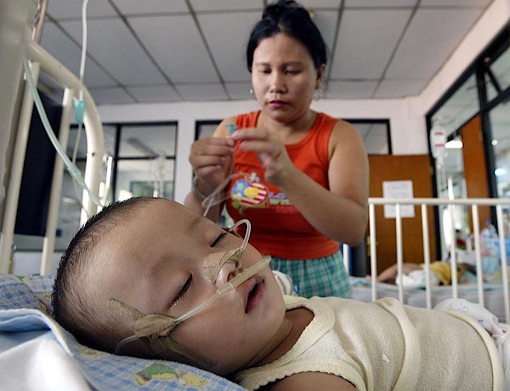 デング熱に感染して手当を受ける赤ちゃん　Beawiharta Beawiharta / REUTERS