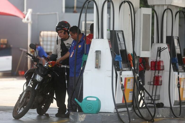 リオデジャネイロのガソリンスタンド。3月18日撮影。 REUTERS/Pilar Olivares