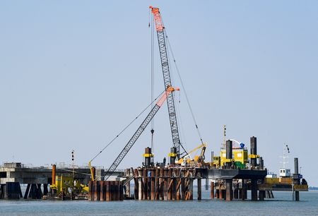 ドイツは１６日、ドイツのガス・電力会社ウニパーUN01.DE>、電力最大手ＲＷＥ、電力会社ＥｎＢＷの子会社ＶＮＧと今冬から浮体式液化天然ガス（ＬＮＧ）ターミナル２基をフル稼働させるとの覚書を締結した。ドイツで撮影（２０２２年　ロイター/Fabian Bimmer）