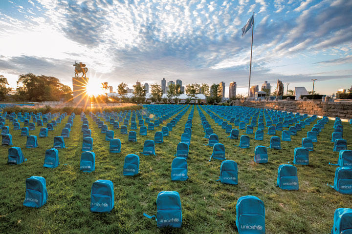 国連前に3000個以上のバックパックが並べられた　CHRIS FARBERーUNICEF／GETTY IMAGES