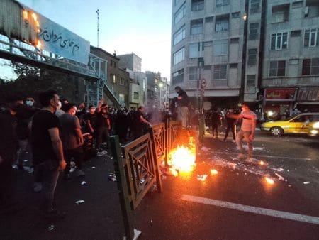 　１２月２６日、イラン外務省の報道官は、同国革命防衛隊が前日に発表した英国と関係のある市民７人の拘束について、最近の抗議活動における英国の「破壊的な役割」を反映しているとの見方を示した。テヘランで９月２１日撮影（２０２２年　ロイター/WANA）