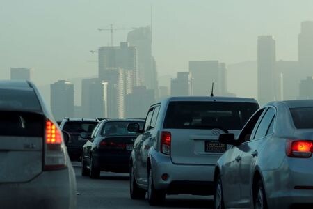 　バイデン米政権は２２日、州政府が独自の自動車排ガス基準を設定したり、メーカーにゼロエミッション車の販売を義務付けるのを阻止するトランプ政権下の規則を撤回する考えを表明した。写真はカリフォルニア州ロサンゼルスの通勤風景。２０１９年７月撮影（２０２１年　ロイター/Mike Blake）