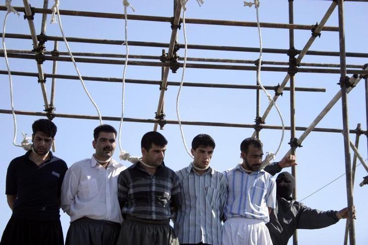 イランが同国の反体制ジャーナリスト、ルホラー・ザム氏の死刑を執行したことに対し、欧州諸国や国際人権団体などから強い批判の声が上がっている。写真は、有罪判決を受けた5人に対し、絞首刑の準備をする当局の担当者。2007年イランのマシュハドで撮影。（2020年　ロイター／ストリンガー）