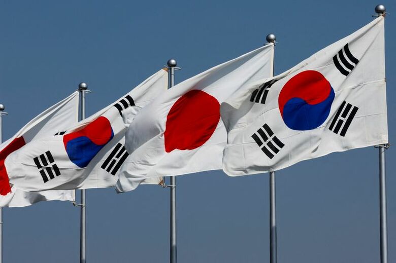 韓国と日本の旗。東京都内で2023年3月撮影。REUTERS/Issei Kato