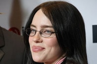 【写真】「何度でも見てしまう...」ビリー・アイリッシュ、自身も認める「大きな胸」を解放　哺乳瓶で際どいショットも