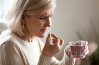 市販の鎮痛剤が薬剤耐性を後押し？――抗生物質との飲み合わせに潜むリスク