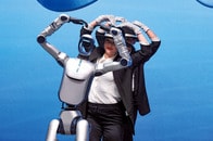 人間ダンサーを連れて「圧巻のパフォーマンス」...これが、中国ヒト型AIロボットの現在地