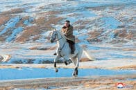 「白馬にまたがる金正恩」写真に潜む目的と予告