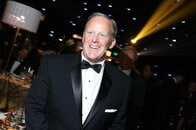 今年のエミー賞は、元大統領報道官の自虐ネタに賛否両論！