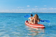 「もうダメ...」カヤックの下にうごめく「恐怖の影」...女性をパニックに陥れた「超危険生物」との大接近にネット震撼