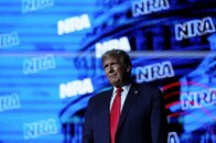 「誰もあなたの銃に触れない」トランプ、大統領選勝利ならバイデン政権の銃規制撤廃と表明