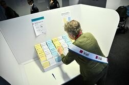 スウェーデン総選挙、世論調査で右派与党が野党勢力との差を縮める