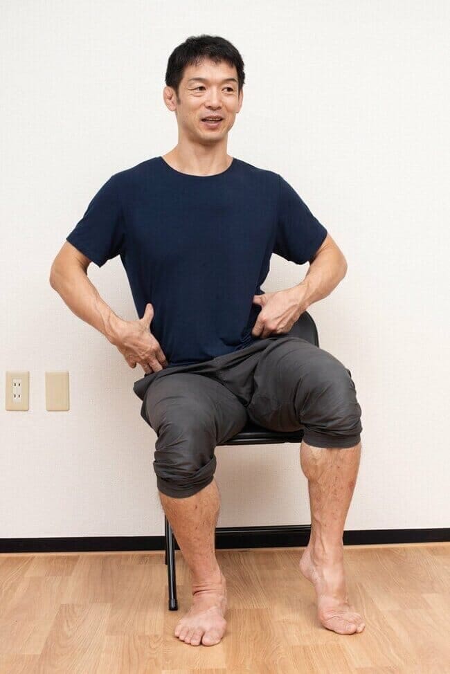 【「膝腰同側」の体操】　なるべく頭は動かさず、骨盤より下だけを左右に動かす　撮影＝今井一詞
