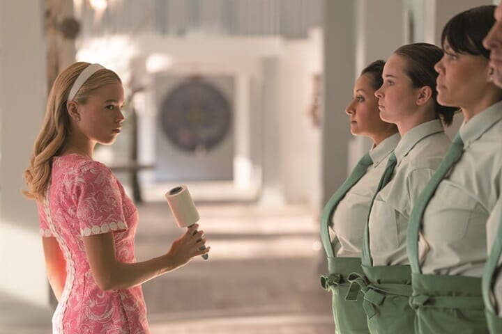 Netflixのドラマシリーズ『セイレーンの誘惑(Sirens)』でシモーネを演じるミリー・オールコック