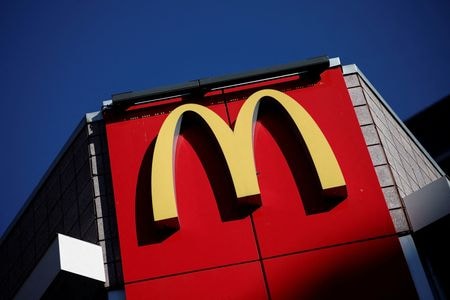 米外食大手マクドナルドと傘下のフランチャイズ店は、人気セットメニュー８品の価格を１５％引き下げるほか、５ドルの朝食メニューと８ドルのスペシャルコンボを提供することで合意した。ワシントンＤＣで２０２４年１１月撮影（２０２５年　ロイター/Benoit Tessier）