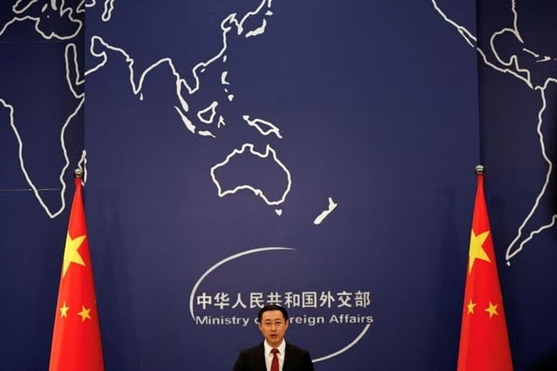 写真は中国外務省の林剣報道官。4月、北京で撮影。REUTERS/Tingshu Wang