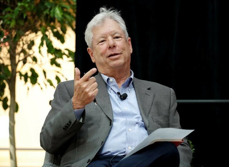 １２月７日、行動経済学の研究で今年のノーベル経済学賞を受賞したシカゴ大学のリチャード・セイラー教授は、米国で審議中の税制改革案は不平等と税金逃れを拡大させるとの懸念を示した。写真は記者会見に応じる同教授。シカゴで１０月撮影（２０１７年　ロイター／Kamil Krzaczynski）