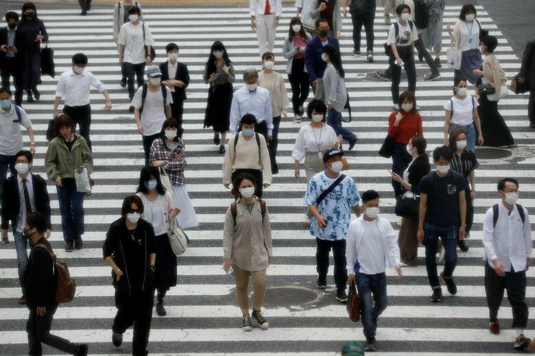 菅義偉官房長官は3日、今後緊急事態宣言を発出せざるを得ないかどうかは、基本的対処方針に沿って総合判断するとの考え方を強調した。5月撮影(2020年　ロイター/Kim Kyung-Hoon)