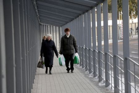 エストニアはこれまでにビザを取得した５万人以上のロシア人に対し、週内に国境を閉鎖する。２０１７年１月撮影（２０２２年　ロイター/Ints Kalnins/File Photo）