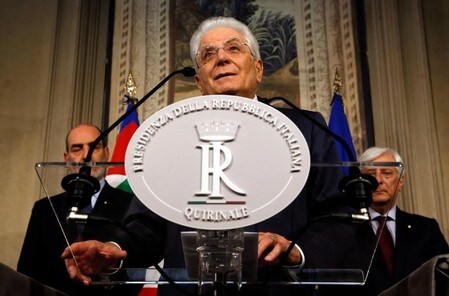 　５月２４日、イタリアの大衆迎合主義（ポピュリズム）政党「五つ星運動」と極右の「同盟」は、ユーロ懐疑派エコノミストであるパオロ・サボナ氏の経済相起用を求める立場を示し、最終的な閣僚指名権限を持つマッタレッラ大統領（写真中央）に圧力を掛けた。ローマで４月撮影（２０１８年　ロイター/Alessandro Bianchi）