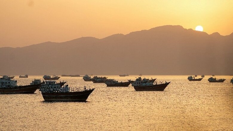 ホルムズ海峡に浮かぶ船舶。オマーン・ムサンダムで撮影。REUTERS