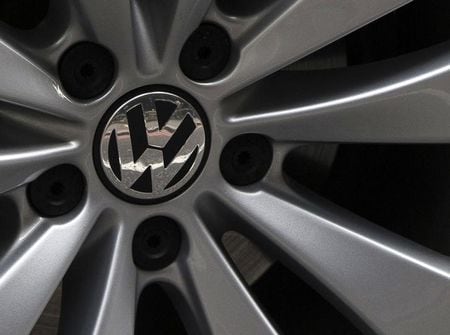 　１０月１２日、欧州自動車工業会は、フォルクスワーゲンの排ガス不正問題の影響で、欧州が排ガス試験を性急かつ過度に厳格化すると、ディーゼル車の価格が高くなり過ぎ、自動車メーカーは販売停止に追い込まれかねないと警告した。写真はロンドンで９月撮影（２０１５年　ロイター/Neil Hall）