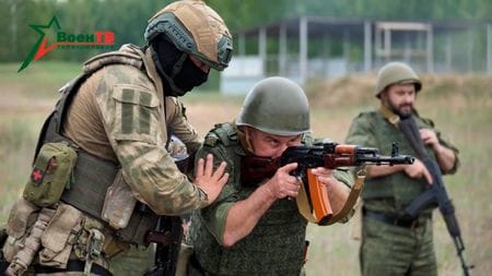 　ウクライナとポーランドの当局者は７月１５日、６月に武装蜂起を起こしたロシアの民間軍事会社ワグネルの戦闘員がベラルーシに到着したとの見方を示した。写真はベラルーシの首都ミンスクの南東約９０キロの地点にあるオシポビチ近郊の軍事演習場で、ベラルーシ軍兵士を指導するワグネル戦闘員。１４日撮影のベラルーシ国防省提供写真（２０２３年　ロイター）