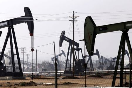 ２３日の取引で、原油先物が約５．５％急伸。ドル安や世界株高を追い風に８営業日ぶりに反発した。写真は２０１４年１１月撮影（２０２１年　ロイター/Jonathan Alcorn）