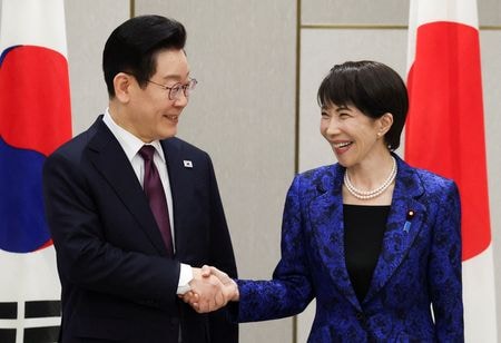 首脳会談の冒頭、韓国の李在明大統領と握手する高市早苗首相。奈良市で1月13日代表撮影。REUTERS