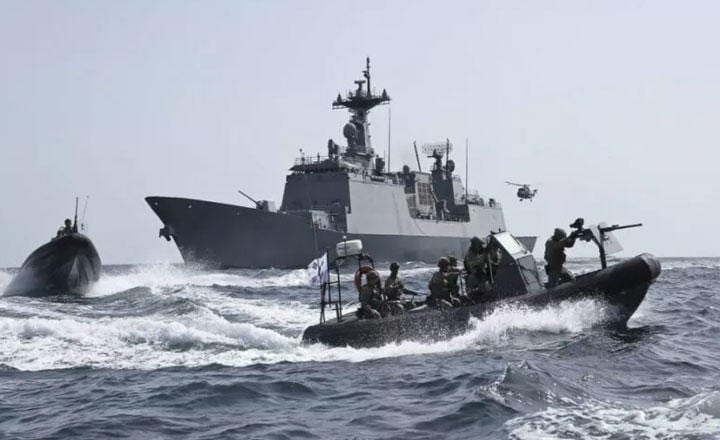 ソマリア沖で韓国船を襲う海賊船対策に出動した韓国海軍の軍艦 クレジット：REPUBLIC OF KOREA NAVY
