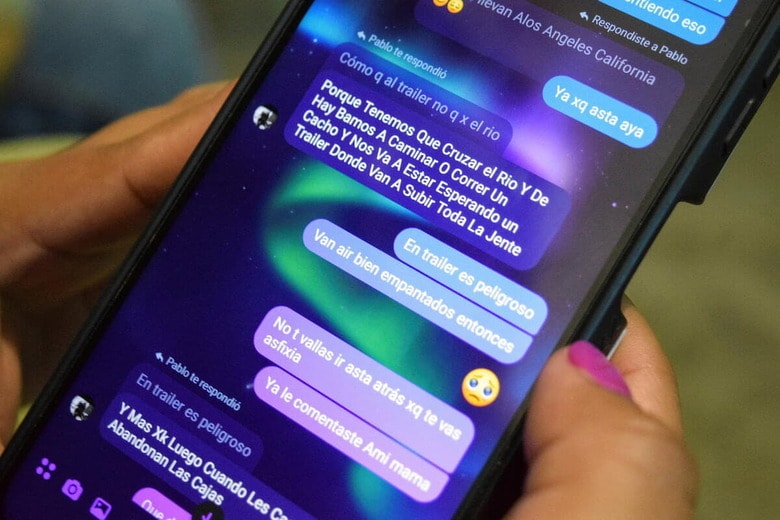 メキシコからの移民であるパブロ・オルテガさんとフリオ・ロペスさんにとって、当初、米国への密入国はファーストクラスの旅行のような快適さだった。写真は、きょうだいの携帯に残されたオルテガさんとのやりとり。メキシコ・トラパコヤンで7月13日撮影（2022年　ロイター/Miguel Angel Gonzalez）