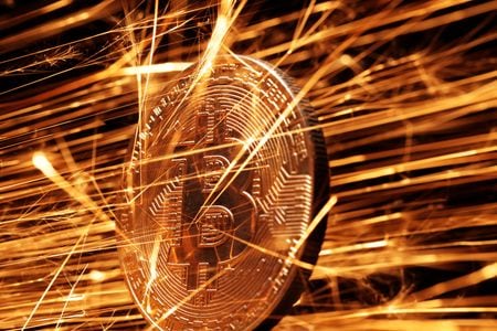 暗号資産（仮想通貨）ビットコイン が２１日の取引で１０万９４８１．８３ドルまで上昇し、過去最高値を更新した。（２０２５年　ロイター/Dado Ruvic/Illustration）