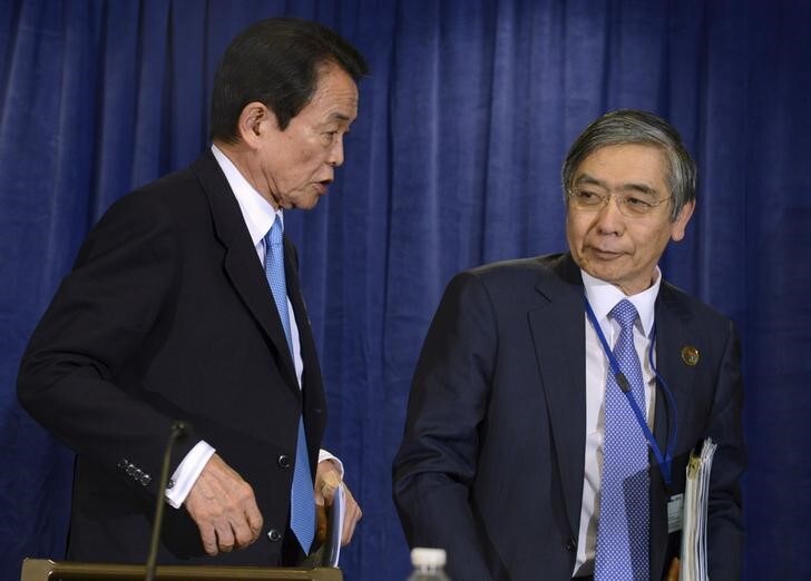 ５月２日、日銀が４月の金融政策決定会合で追加緩和を見送った後、円高・株安が進行している。写真は麻生財務相（左）と黒田日銀総裁、米ワシントンで昨年４月撮影（２０１６年　ロイター/Mike Theiler）