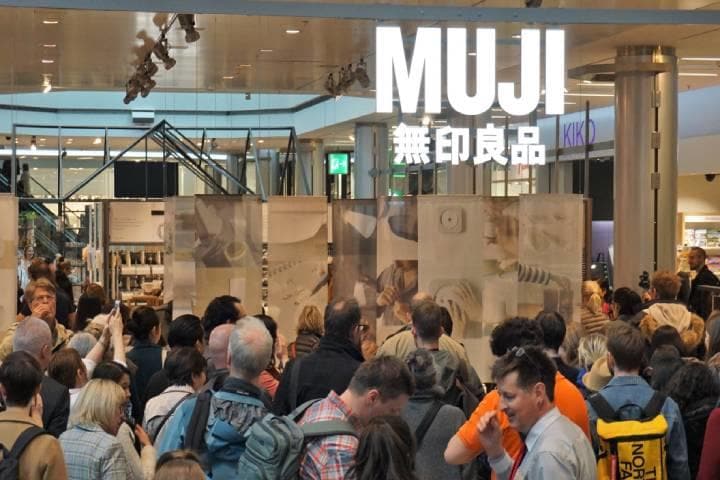 開店の瞬間。たくさんの人たちが訪れた　Photo：Satomi Iwasawa