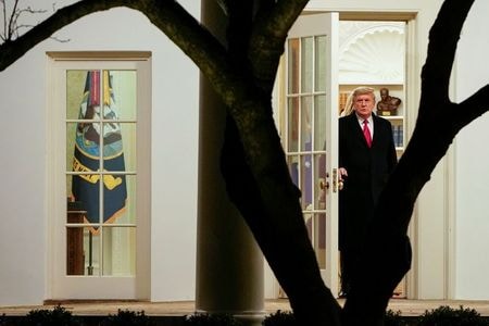 米共和党のキンジンガー下院議員は７日、トランプ大統領（写真）の罷免に向け合衆国憲法修正第２５条の発動を呼び掛けた。ホワイトハウスで４日撮影（２０２１年　ロイター/JOSHUA ROBERTS）