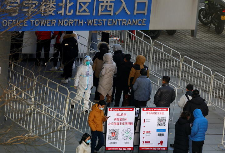 北京冬季五輪のプレスセンター近くで、新型コロナウイルス検査のため並ぶ関係者　Fabrizio Bensch-REUTERS
