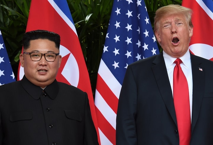 米朝蜜月を演じる米朝首脳（6月12日、シンガポールで）　Anthony Wallace/Reuters