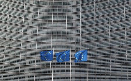 欧州連合（ＥＵ）の執行機関である欧州委員会のフォンデアライエン委員長は２５日、ポーランドとハンガリーがＥＵの２０２１─２７年予算と復興基金案に反対していることについて、ＥＵ資金へのアクセスと法の支配との関連を巡り欧州司法裁判所に判断を求めるべきだという考えを示した。ブリュッセルの欧州委員会で昨年４月撮影（２０２０年　ロイター/Yves Herman）