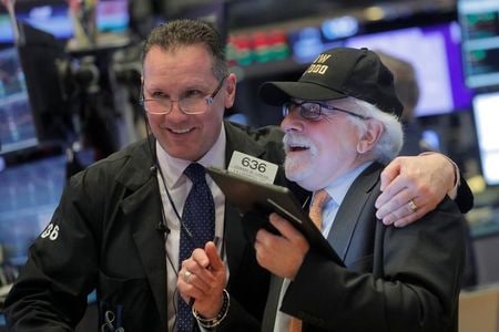 米国株式市場は、主要３指数がそろって終値ベースで過去最高値を更新した。住宅着工件数などの堅調な米経済指標に加え中国経済指標が底堅かったことで、世界的な経済成長が上向くとの期待が台頭したことが背景。１５日のニューヨーク証券取引所（２０２０年　ロイター／Brendan McDermid）