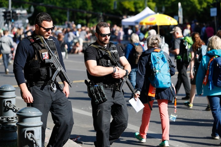 ベルリンをパトロールする警察 Fabrizio Bensch- REUTERS